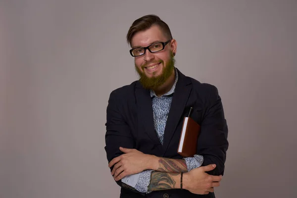 Biznesmen w okularach z tatuażami na ramionach — Zdjęcie stockowe
