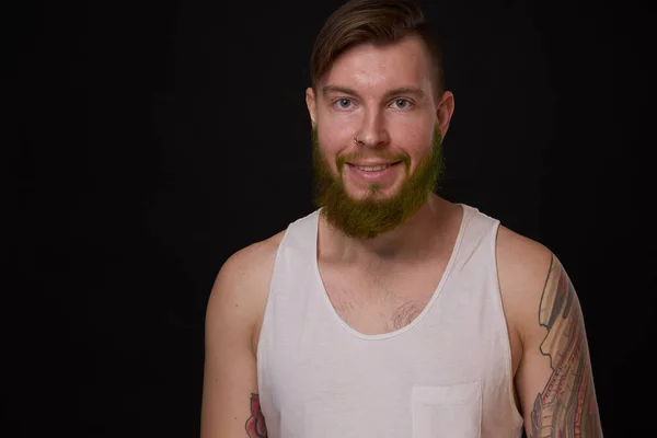 Stijlvolle man met baard in een wit t-shirt met tatoeages op zijn armen mode — Stockfoto