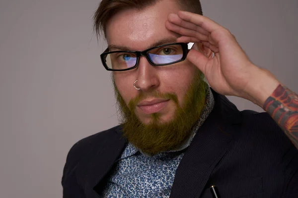 Retrato de un hombre de negocios con gafas con barba posando como funcionario —  Fotos de Stock