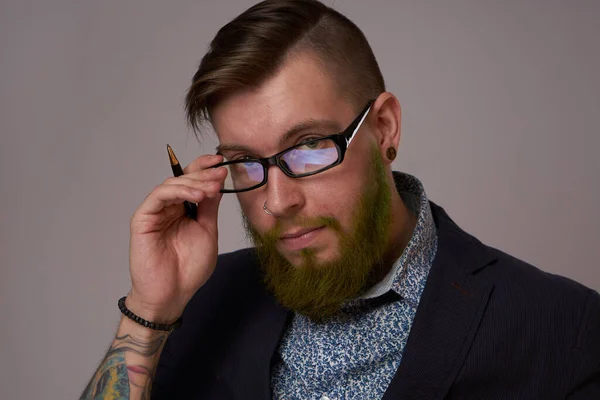 Retrato de um homem de negócios usando óculos com uma barba posando um funcionário — Fotografia de Stock