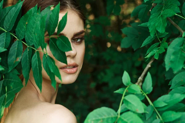 Güzel kadın makyajı spa doğası taze hava modeli