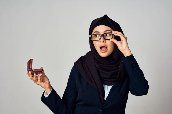 Vrouw in zwart hijab laptop werk technologie kantoor — Stockfoto