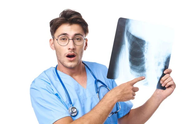 Человек в медицинской форме лечение здравоохранения рентгенологическое обследование изолированный фон — стоковое фото