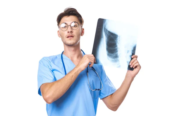 Человек в медицинской форме лечение здравоохранения рентгенологическое обследование изолированный фон — стоковое фото