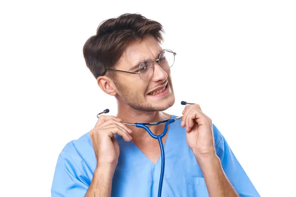 Uomo in uniforme medica trattamento sanitario stetoscopio esame studio stile di vita — Foto Stock
