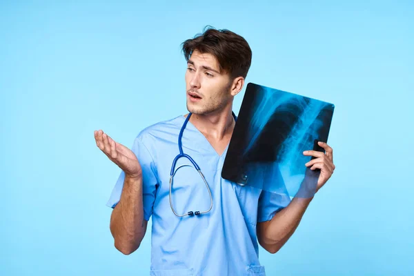 Erkek doktor sağlık tedavisi x-ray incelemesi izole edilmiş arka plan — Stok fotoğraf