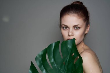 Çekici kadın palmiye yaprağı çıplak omuzlar açık ten stüdyo modeli