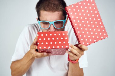 Doğum günü hediyesi olan sakallı adam kutusu.