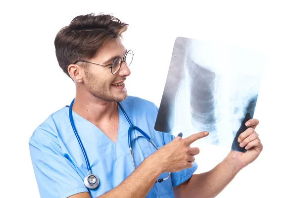 Tıbbi üniformalı bir adam X-ray teşhis steteskop incelemesi. Geçmişi izole edilmiş. — Stok fotoğraf