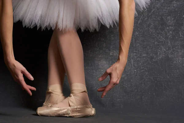 Pés em apartamentos de balé realizando bailarina dança tradicional — Fotografia de Stock