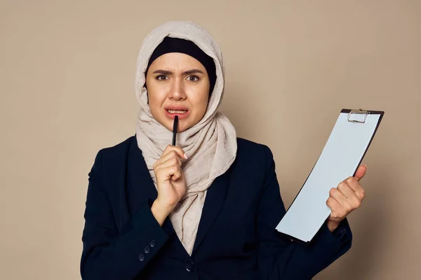 5.穆斯林妇女，手头上拿着文件，从事办公室工作 — 图库照片