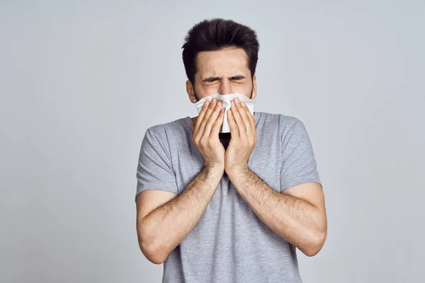 Просторий бородатий чоловік проблеми зі здоров'ям грип невдоволення — стокове фото