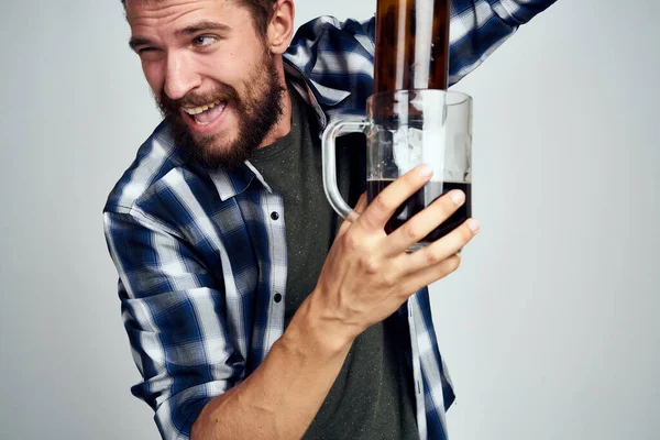Drunk man drinking beer alcohol emotion light background — Stock Photo, Image