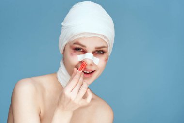 Burun tamponunda kan lekesi olan birinin yüzü izole edilmiş.