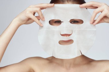 Ellerinde maske olan kadın cilt bakımı yenileme spa tedavileri