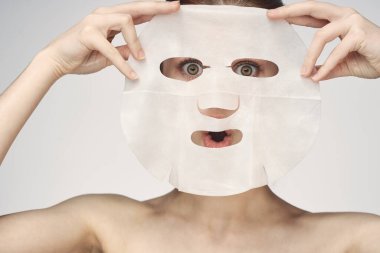 Ellerinde maske olan kadın cilt bakımı yenileme spa tedavileri