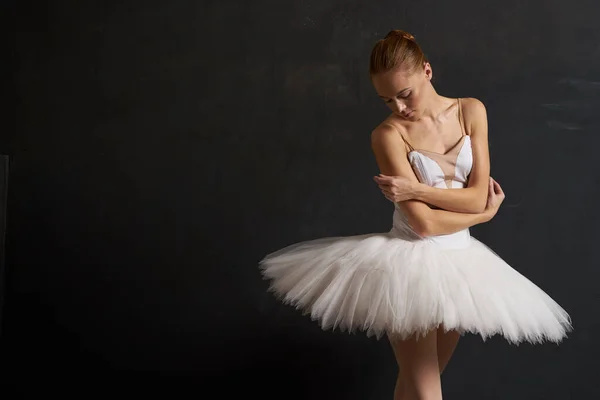 Bailarina em um branco tutu dança desempenho silhueta fundo escuro — Fotografia de Stock