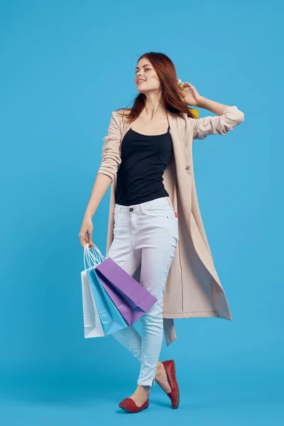 Glamorös kvinna med paket i händer Shopaholic isolerad bakgrund — Stockfoto