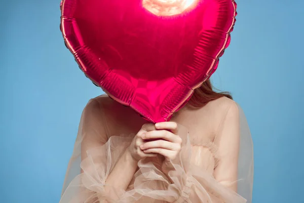 Schöne Frau rotes Herz in den Händen der Ballon blauen Hintergrund — Stockfoto