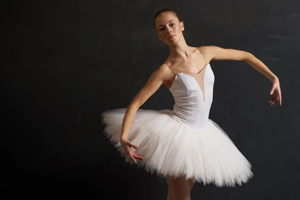 Ballerine dans un tutu blanc danse performance silhouette sombre fond — Photo