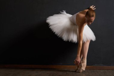 Balerin dansı performansı klasik karanlık arka plan geleneği