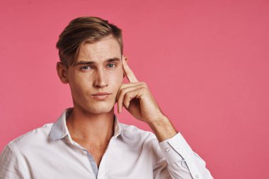 Yakışıklı adam beyaz gömlekli moda özgüven stüdyo yaşam tarzı