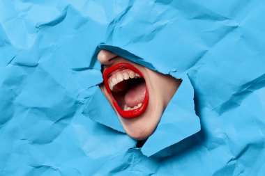 Kadınların yüzleri mavi modelleri delip geçer.