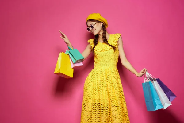 노란 드레스를 입고 쇼핑하는 쾌활 한 여자의 독특 한 배경 — 스톡 사진