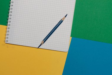 Ofis malzemelerindeki iş kartları renkli arkaplan kopyalama alanı