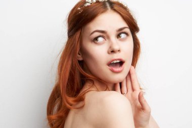 Güzel bir kadın, kızıl saç dekorasyonu, kozmetik ürünleri.