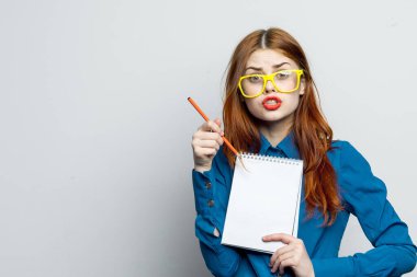 Sarı gözlüklü kadın sekreter not defteri görevlisi.