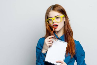 Sarı gözlüklü kadın sekreter not defteri görevlisi.