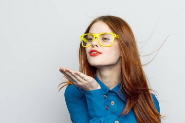 Mavi gömlekli, sarı gözlüklü iş kadını duyguları.