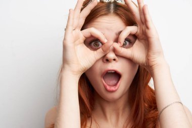 Kadın çıplak omuzlar, kızıl saç makyaj, büyüleyici gülümseme modeli.