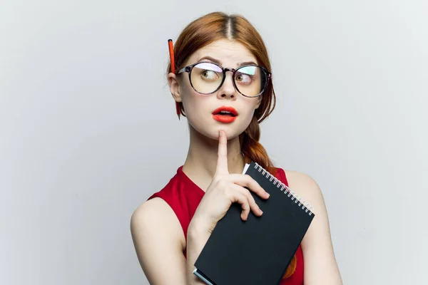 Žena sekretářka v brýlích se zápisníkem v rukou manažera — Stock fotografie