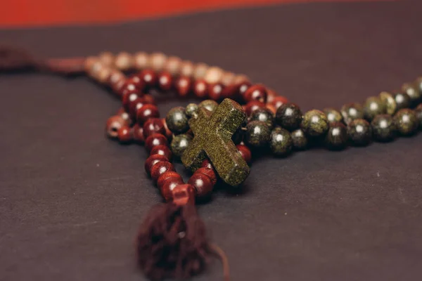Rosario manik-manik ortodoks salib close-up Kristen iman Alkitab — Stok Foto