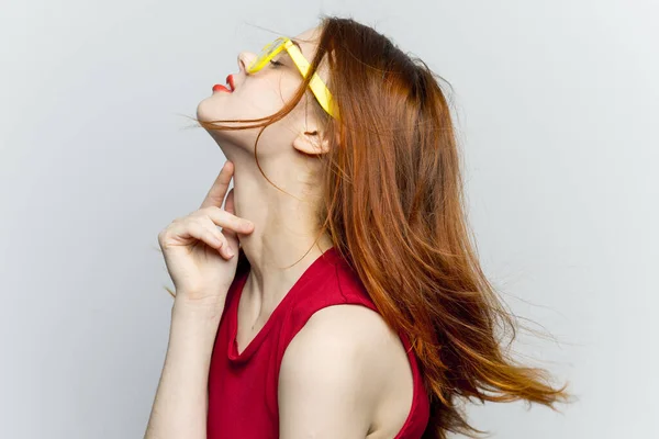 Emotionell kvinna i röd klänning gula glasögon poserar — Stockfoto