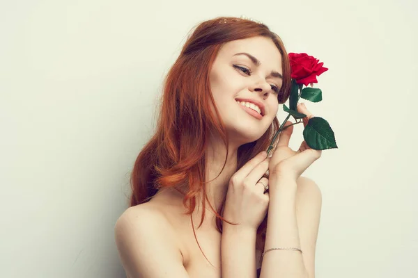 Atractiva mujer con rosa flor maquillaje romance modelo — Foto de Stock