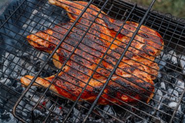 Kömür pişirme ızgara tavuk Brezilya usulü taze hava.