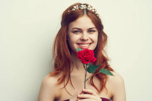 Atractiva mujer con rosa flor maquillaje romance modelo — Foto de Stock