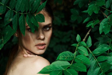 Makyajlı bir kadının portresi spa. Temiz hava modeli.