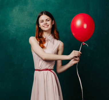 Kırmızı balonlu kadın doğum günü yeşil arka planı