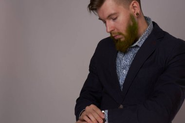 İş adamı ceketli moda uzmanı pozu veriyor.