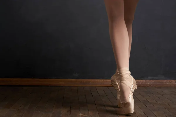 Bailarina piernas ejercicio rendimiento clásico estilo primer plano —  Fotos de Stock