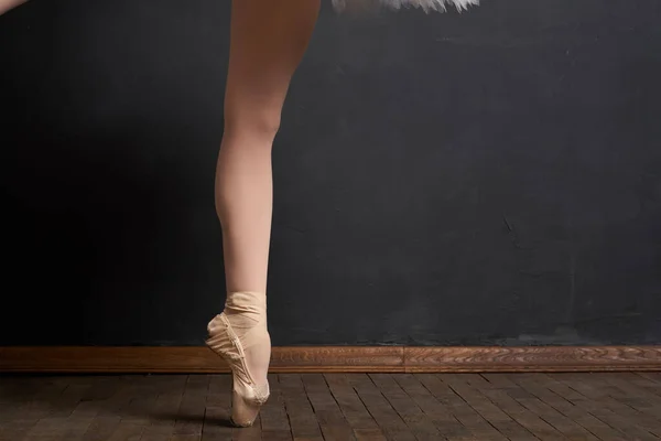 Выступление ног балерины классический стиль крупным планом — стоковое фото