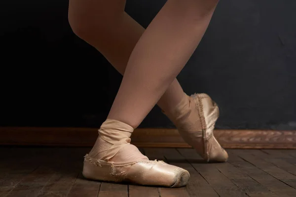 Bailarina pernas exercício desempenho estilo clássico close-up — Fotografia de Stock