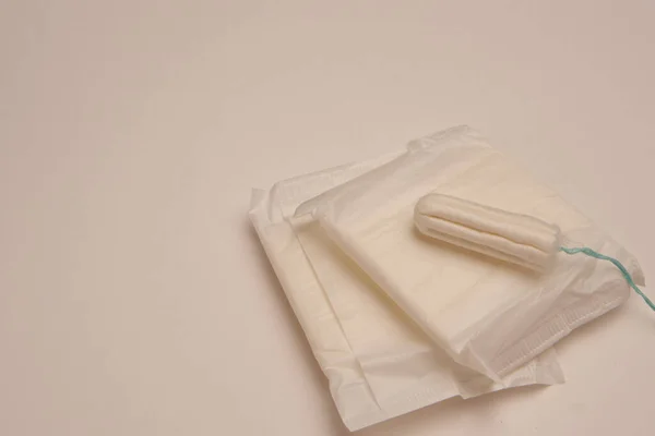 Tampones almohadillas ropa interior higiene femenina protección fondo claro —  Fotos de Stock