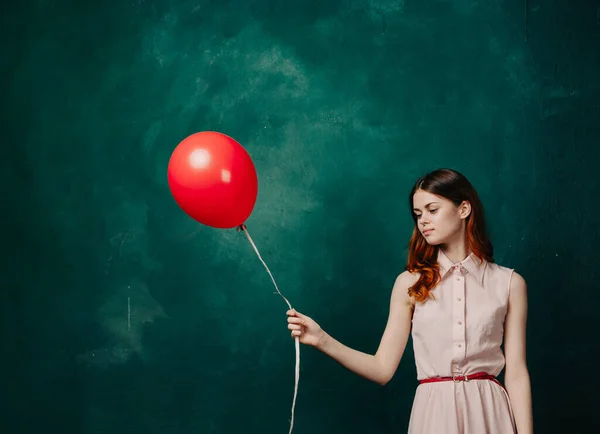 Frau mit rotem Ballon Feier Geburtstag grünen Hintergrund — Stockfoto