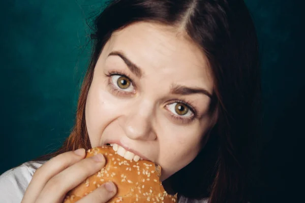 Donna mangiare hamburger fast food spuntino primo piano — Foto Stock