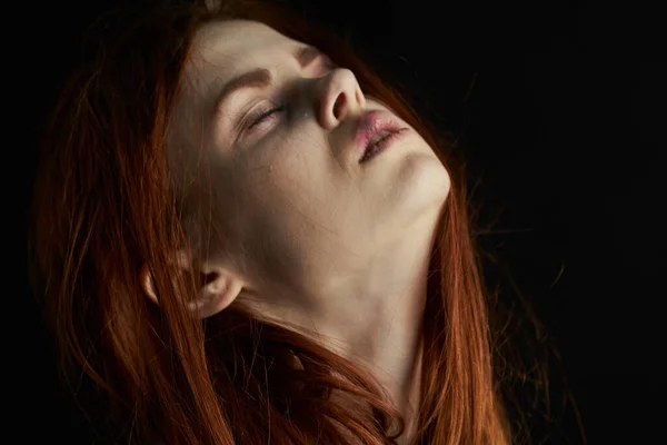 Zaklatott nő sírás zúzódások alatt szem depresszió sötét háttér — Stock Fotó